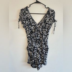 Express Romper Women’s Open Tie Back Slit Sleeve Size 2 Black White Floral Rayon